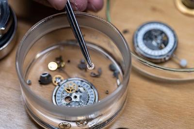 劳动者之歌 | 钟表维修技师刘中华 三十三载光阴，以心聆听表芯之语