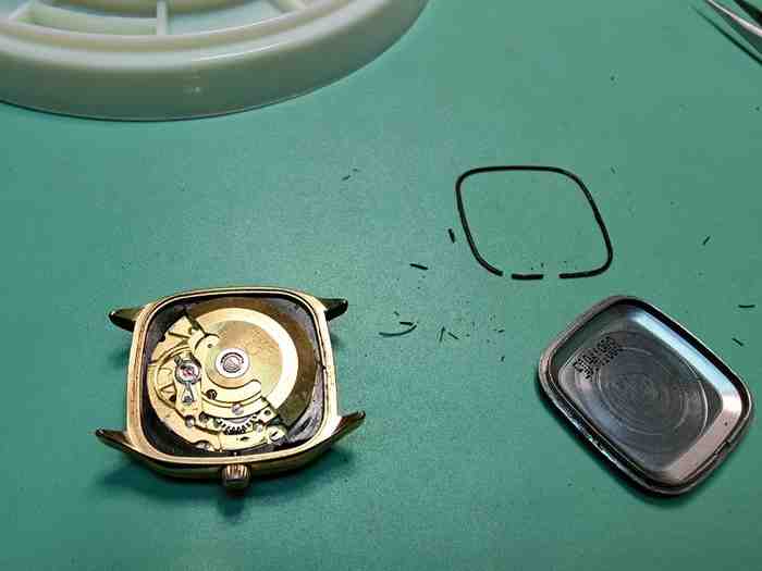 时光守护者——记孙元华与他的钟表维修店